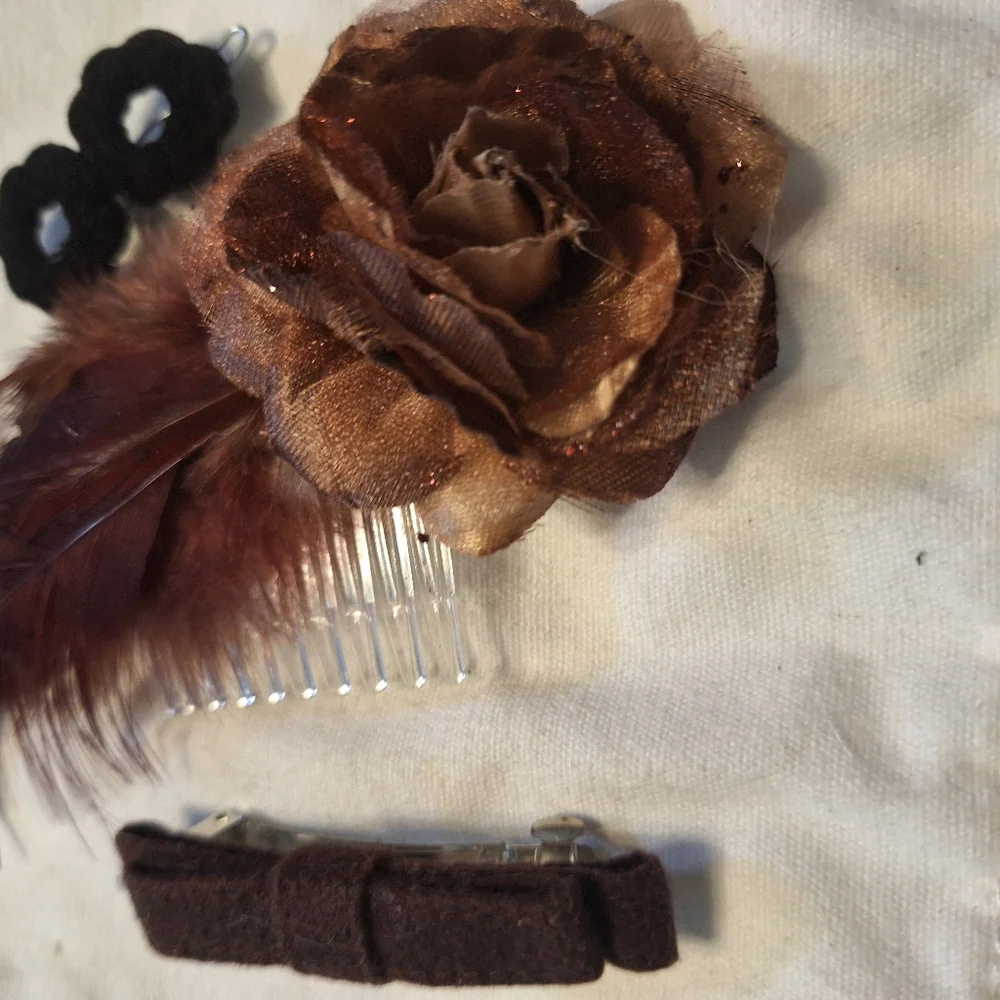 Brown Floral Hair Comb with Feathers